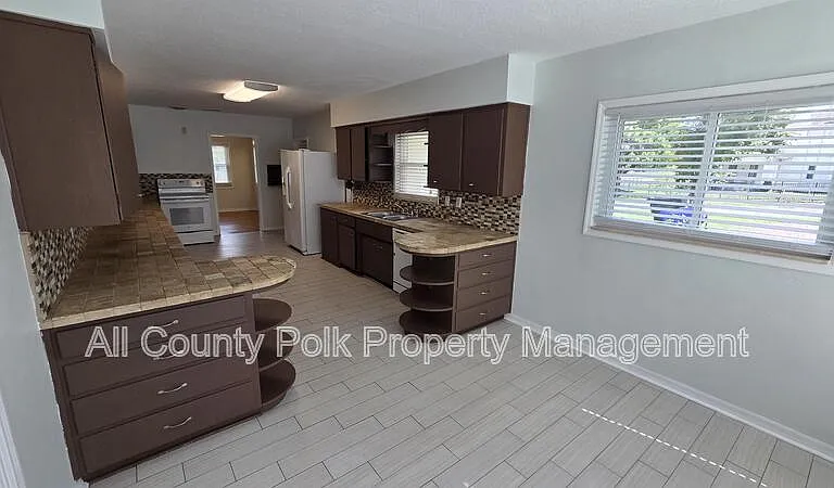 925 Sikes Blvd — Photo 8
