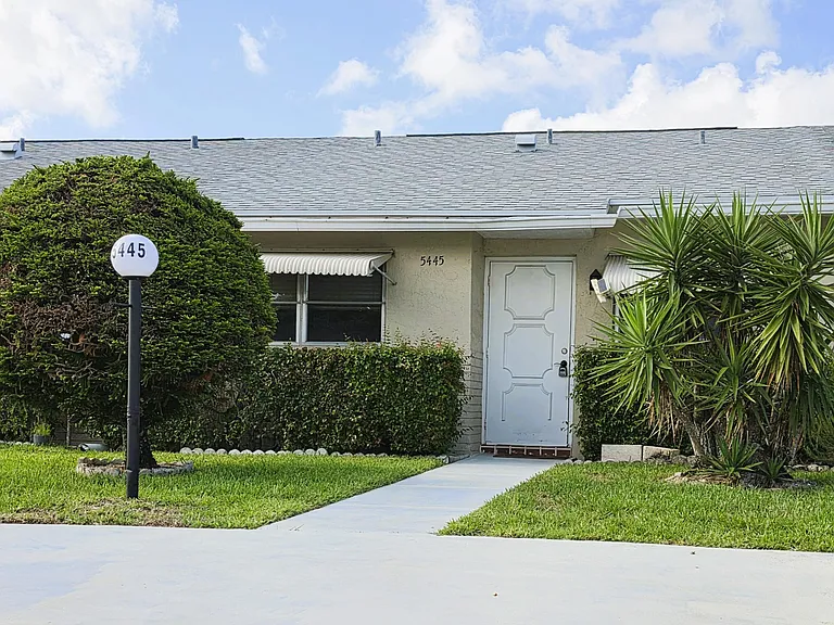 5445 Glenda St — Photo 2