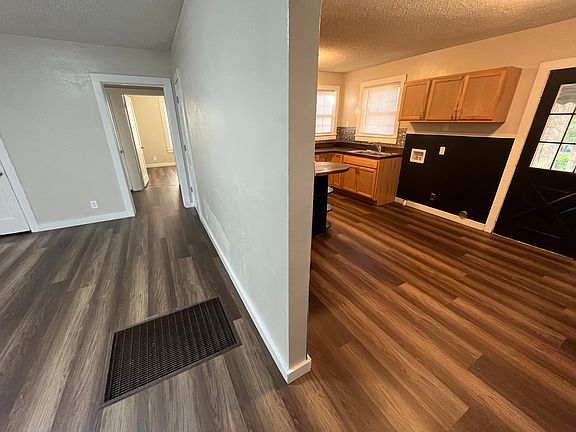 5th image of 4015 Macarthur Dr