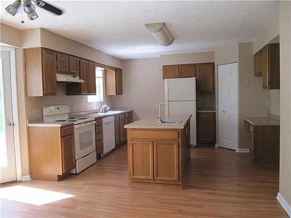 5th image of 180 Woodbine Dr
