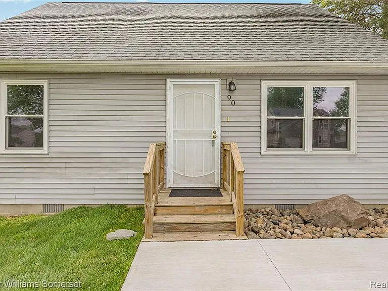 90 Tacoma Dr — Photo 5