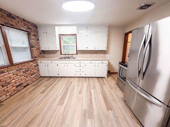 2nd image of 2804 Churchill St