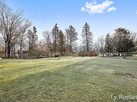 5th image of 940 Thornapple River Dr SE