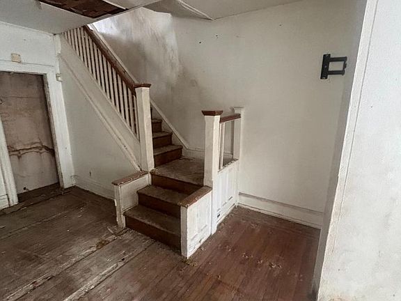 4th image of 5616 Windsor Ave #0