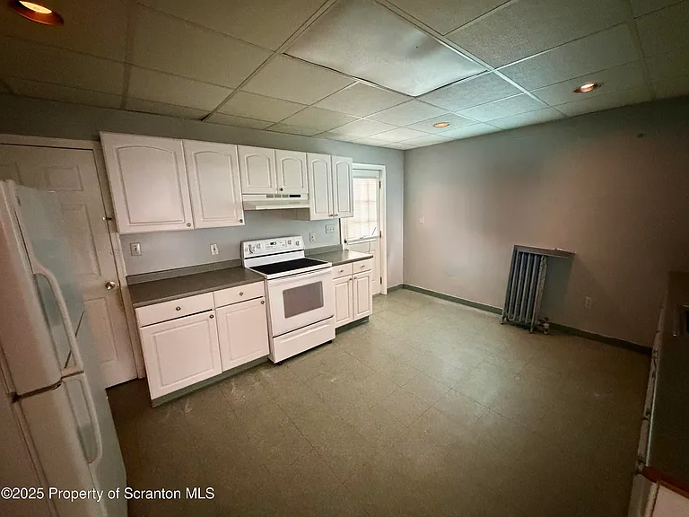 818 W Locust St — Photo 6