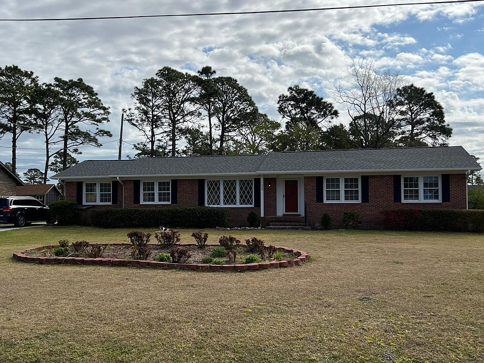 Front Yard showing setback, new roof and freshly painted.