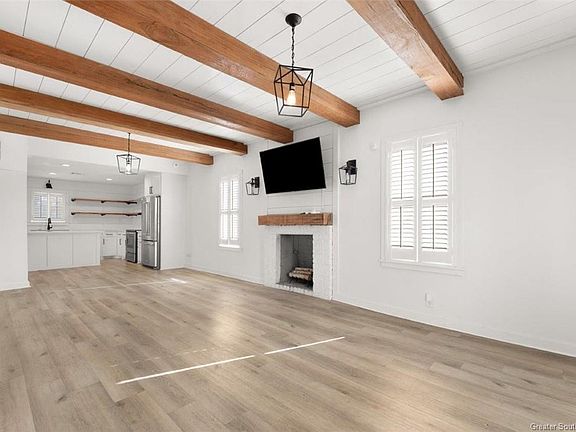 3rd image of 615 Clarence St