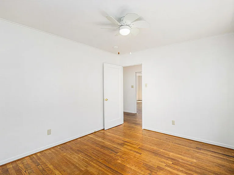 1542 Bay St. - 2 bedroom | 1 bath | Large backyard — Photo 12