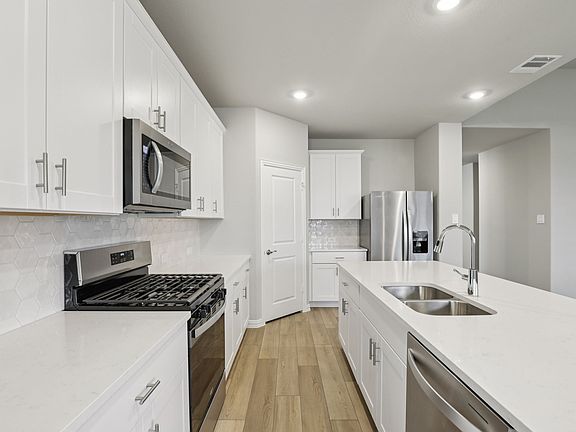 5th image of 1605 Yosemite Dr