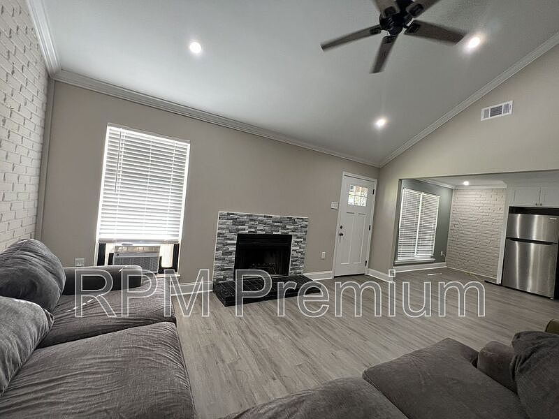1st image of 8724 Pecan Tree Dr