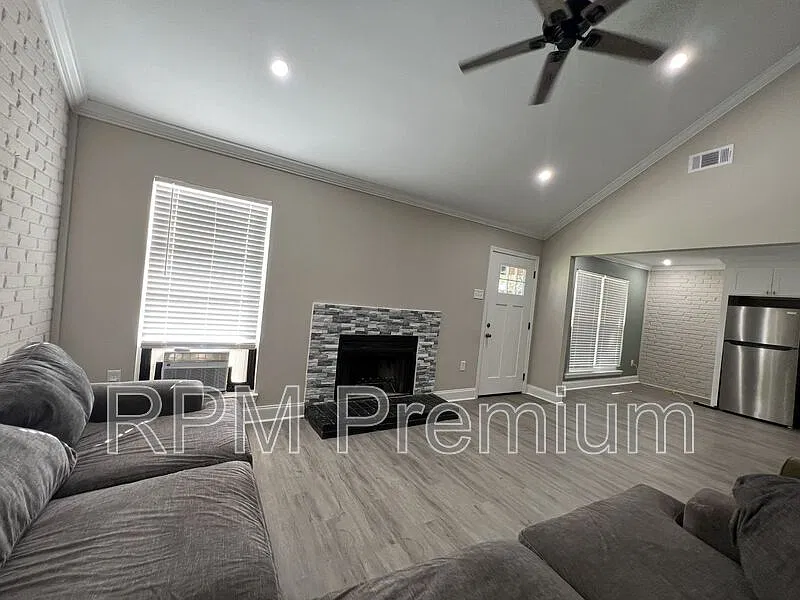 8724 Pecan Tree Dr