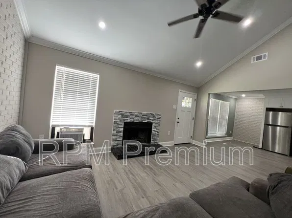 8724 Pecan Tree Dr, Baton Rouge, LA 70810