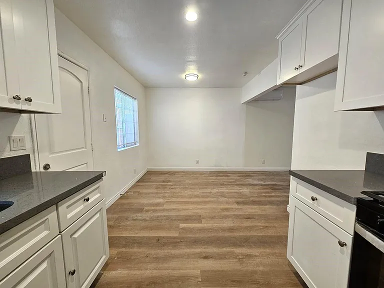 1333 W 11th St — Photo 9