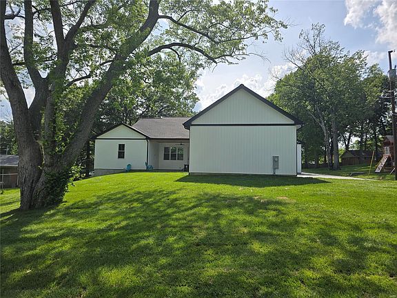 3rd image of 9414 Oakwood Manor Ln