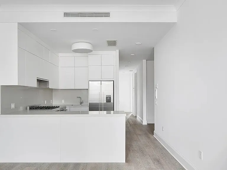 567 10th St #3 — Photo 3