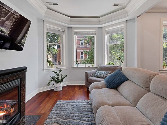3rd image of 820 N Hermitage Ave APT 2