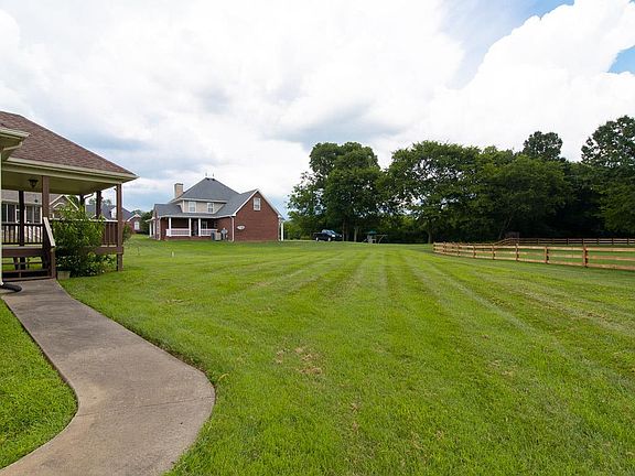 4th image of 841 Woodstock Ct