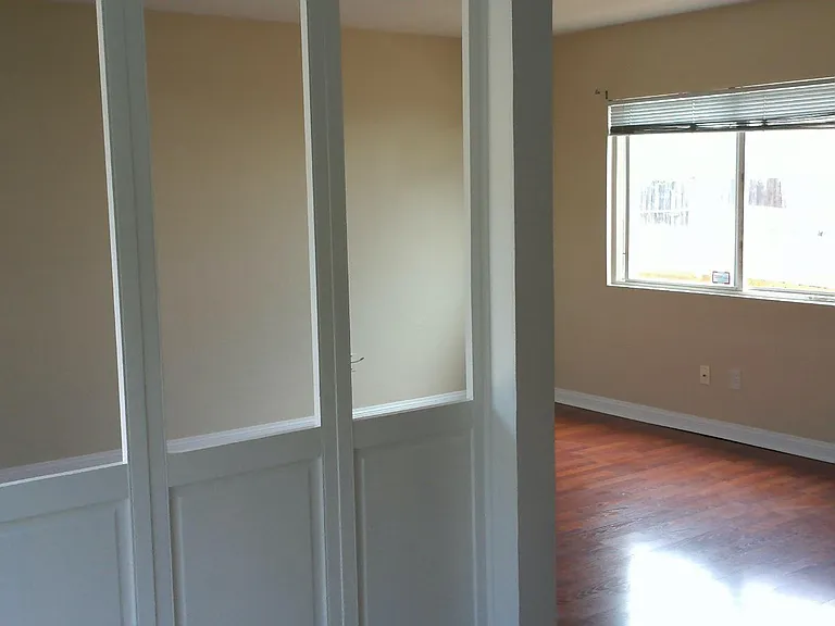 Front kitchen towards livingroom