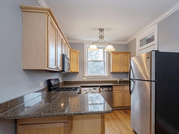 5th image of 1947 W Argyle St APT 2