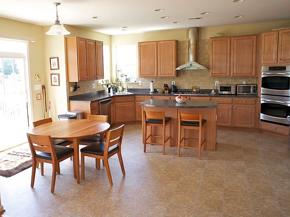 Eat-in kitchen, slider to deck