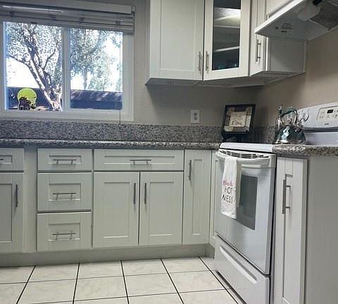 3rd image of 579 Wayland Ct
