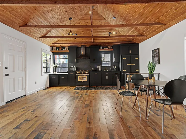 526 Victoria Ave — Photo 19