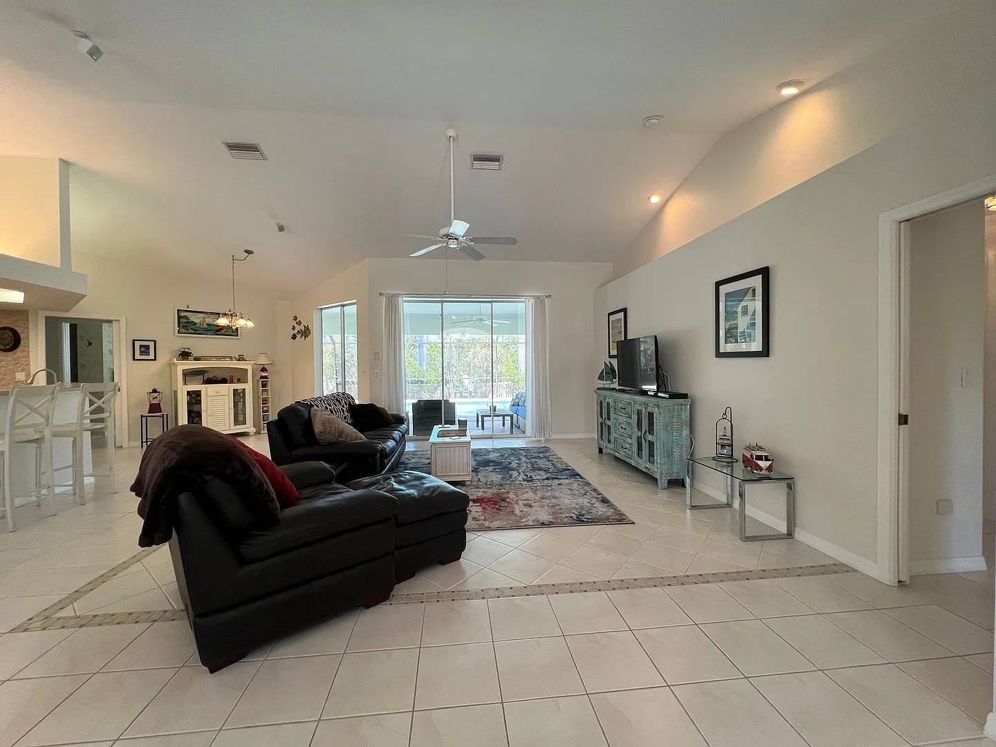 Furnished Short Term Rental - 3 Bed / 2 Bath - Single Family Pool Home - $5,000/Month ** Heated S... — Photo 4
