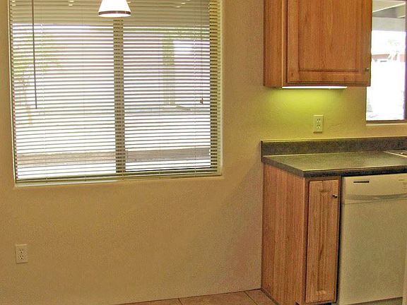 5th image of 5138 E Lee St #9