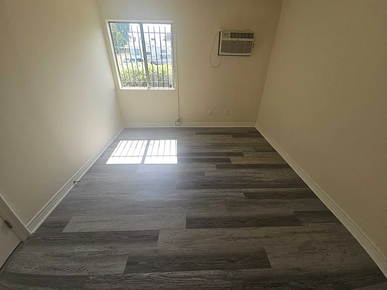 Mammoth Ave — Photo 18