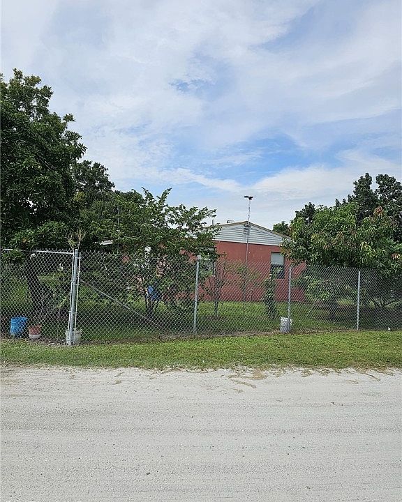 2nd image of 851 E Alverdez Ave