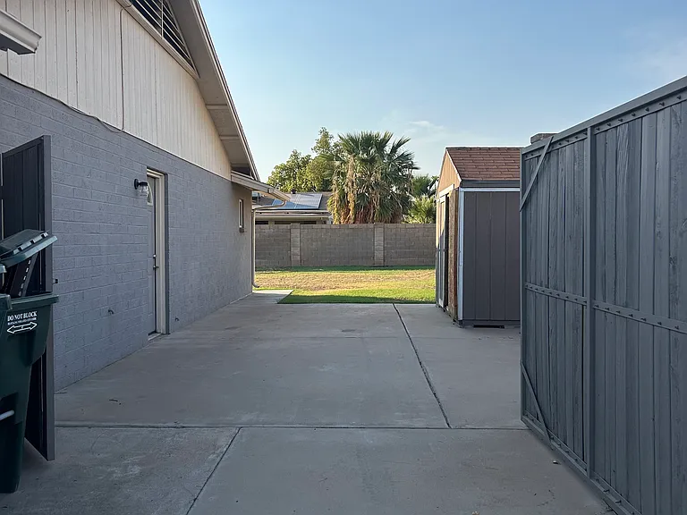 3742 W Sandra Ter — Photo 23