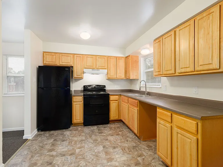College Hill Apartments — Photo 4