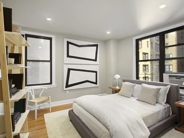 160 East 48th Street image 2 of 16