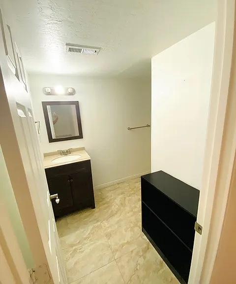 271 E Ailee Ln — Photo 4