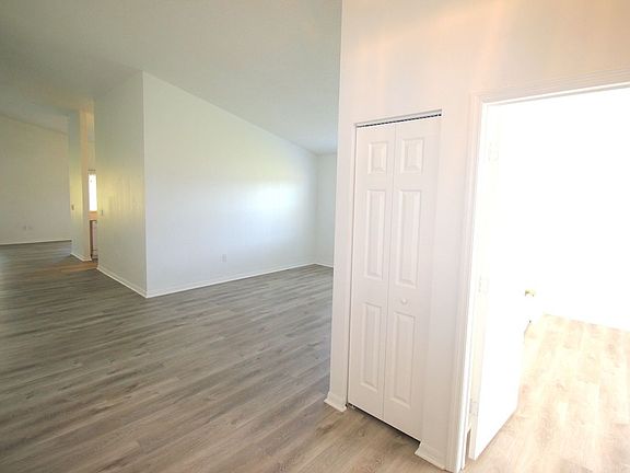 3rd image of 113 Eastwood Dr
