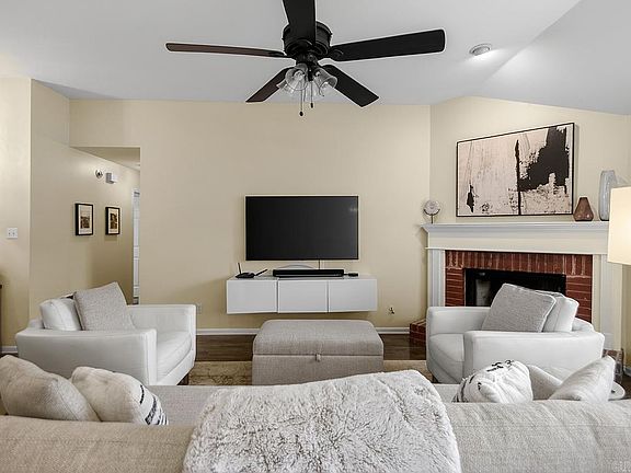 5th image of 22 Springridge Dr