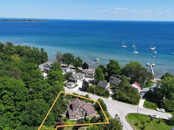 215 E 6th St, Northport, MI 49670