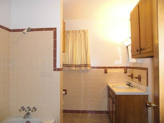 4th image of 1482 Main St E
