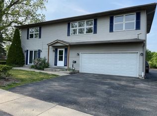 405 1st St #10, Cary, IL 60013