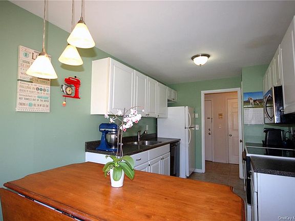 4th image of 403 Holly Stream Ct #403