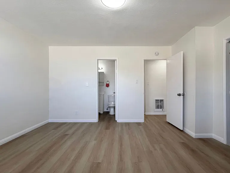 1381 Temple Ave — Photo 4