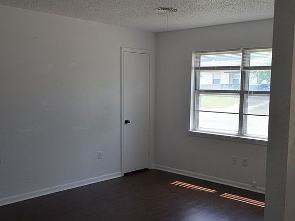 3rd image of 906 Park Ave