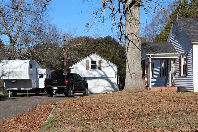 2nd image of 1301 N Main St