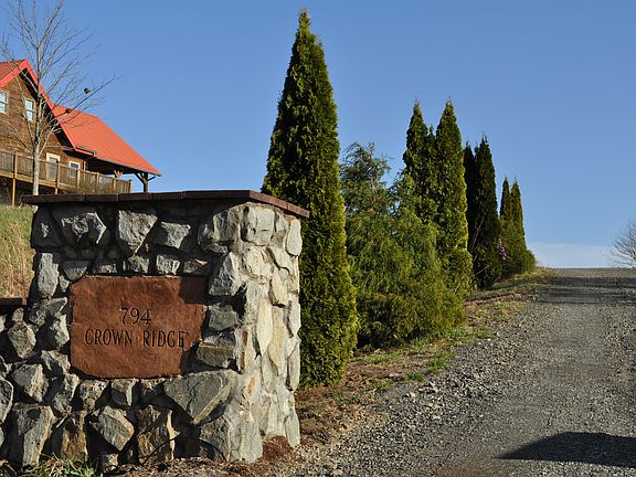 Pillar entrance at driveway