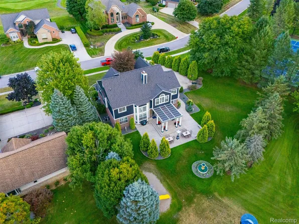 624 Nairn Cir, Highland, MI 48357