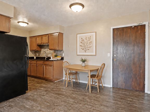 3rd image of 207 N Maple St #2