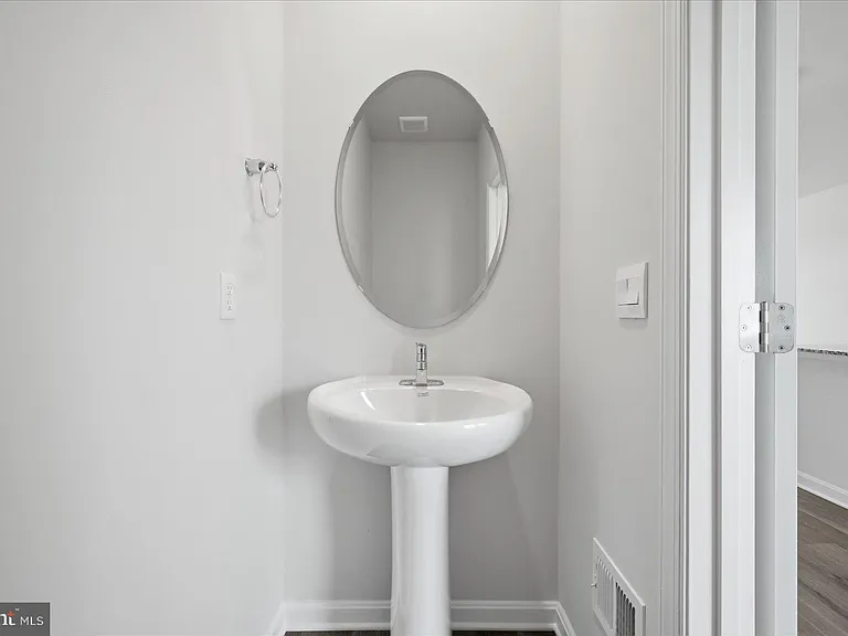 122 Bowers St — Photo 21