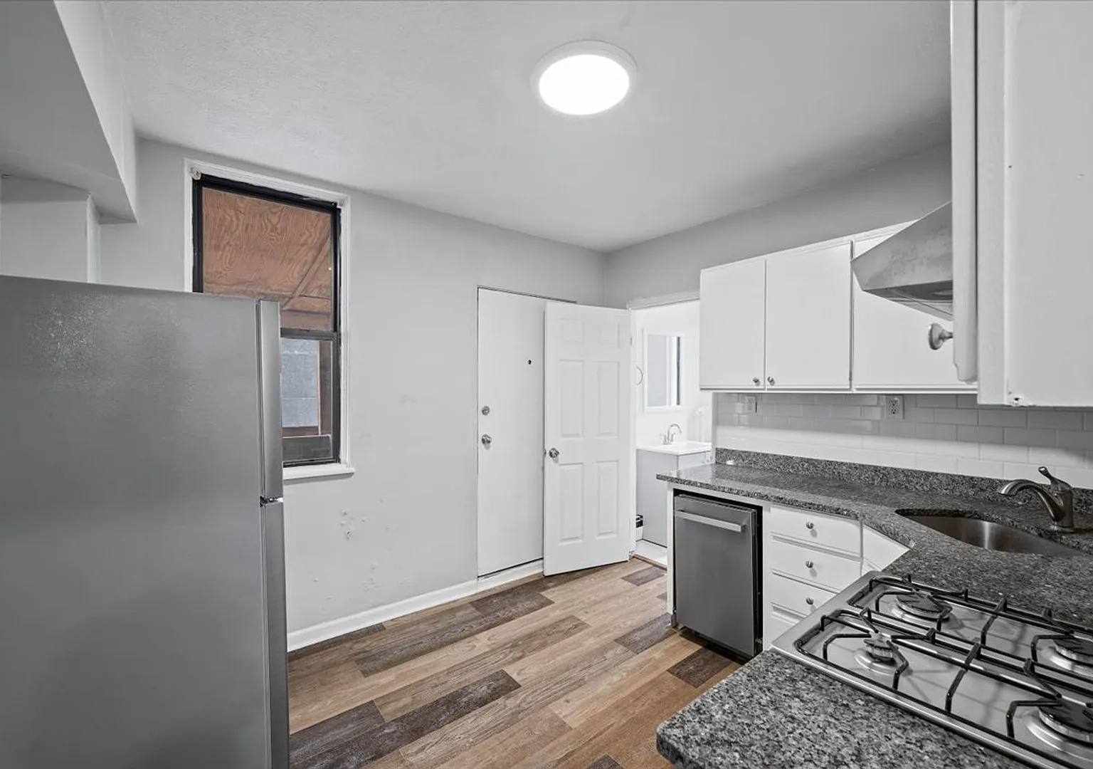 Top Floor! Modern 3bd/2ba With Private Balcony, In-Unit Laundry & Exclusive Medical Discounts! — Photo 2