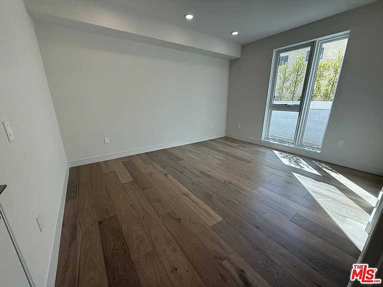 505 S Barrington Ave #106 — Photo 23