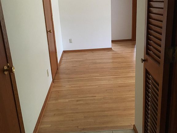 Entryway (kitchen to the right)